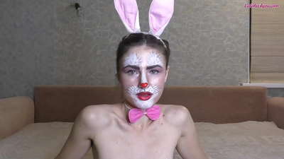 Bunny Sexy dia mitsambikina moramora ny Dick be an'ny BFF